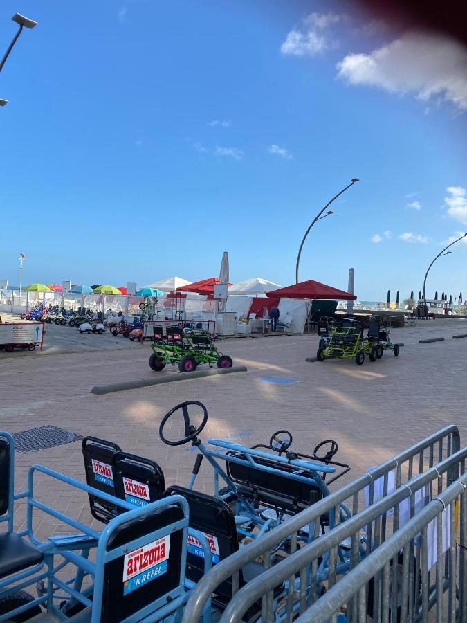 APPARTEMENT RDC AVEC 1 CHAMBRE à 5 METRES A PIED DE LA DIGUE DE LA PANNE Exterior foto